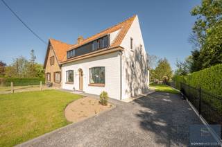 Energiezuinigheid: zonnepanelen (juni 2026), vloer-, zijmuur en dakisolatie, nieuwe centrale verwarming, nieuwe radiatoren,… . De woning werd de voorbije jaren gerenoveerd met o.a.: nieuwe leidingen (verwarming, sanitaire en elektriciteit), nieuwe betonplaat, isolatiechape, chape, vernieuwd EPDM plat dak,..<br /><br />Indeling:<br />Gelijkvloers: inkom, leefruimte met eetplaats en zithoek, open keuken (kookplaat, dampkap, oven, koelkast, vaatwas en spoelzone) met eetplaats , berging/wasplaats en badkamer (inloopdouche, dubbel lavabomeubel en toilet).<br />Eerste verdieping: 2 ruime slaapkamers met open zicht over de velden. 1 slaapkamer met maatkasten.<br />Zolder: geïsoleerde bergzolder.<br /><br />Buiten: voortuin, oprit met doorgang naar terras en achtertuin.<br /><br />Contacteer Bonne Vastgoed 7 op 7 voor meer info of bezoek via 0468/10.40.40 of info@bonnevastgoed.be