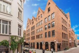 Welkom in het bruisende centrum van Antwerpen, waar charmante kasseistraatjes, cultuur en gezelligheid samenkomen. Een unieke kans om te wonen in een levendige buurt met gebouwen die een rijke geschiedenis uitademen. Op wandelafstand vind je naast het openbaar vervoer ook een overvloed aan restaurants, cafés, winkels en culturele hotspots terug.<br /><br />Deze studio met slaapzolder bevindt zich op de vierde verdieping van Den Spieghel, beschermd erfgoed uit de 17de eeuw. Een aangename en sfeervolle plek om tot rust te komen na een dag in de stad.<br /><br />Ideaal als starterswoning, pied-à-terre of investering.<br /><br /><strong>Indeling</strong><br />Hal (3,8 m²).<br />Leefruimte met open keuken (29,9 m²).<br />Douchekamer (2,2 m²).<br />Badkamer.<br />Slaapkamer (12,9 m²).<br /><br /><br /><strong>Extra</strong><br />EPC: F.<br />Renovatieplicht.<br />Gemeenschappelijke kosten: 180 euro/maand (blokpolis, syndicus, onderhoud lift, onderhoud trappenhal, enz.) + 90 euro/maand (verwarming en water). <br />Looptijd erfpacht: tot 30 november 2075.<br /> 