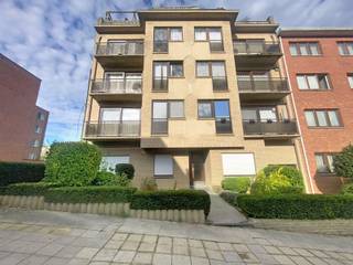 Planifiez votre visite via www.living-stone.beAppartement avec 2 chambres et double garage1ier étage - avec ascenseurL'appartement consiste d'un hall...