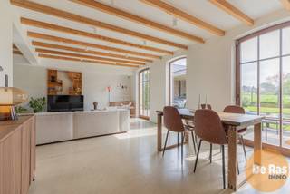 EERSTE BEZOEKMOMENT ZATERDAG 09/05 VANAF 10U (enkel op afspraak!) <br /><br />BURST - Deze gerenoveerde woning in hoevestijl is gelegen in een kindvriendelijke, doodlopende straat, op een ZO georiënteerd perceel van 3a10ca. Deze bevindt zich op enkele minuten rijafstand van oprit E40, en op wandelafstand van het treinstation van Burst (goede verbinding o.a. Brussel – Gent). Scholen, winkels bevinden zich in de nabije omgeving. <br /><br />Via de inkomhal met ingebouwde kasten krijgt men toegang tot de ruime en klare woonkamer. Deze is voorzien van een geïsoleerde vloer in polybeton met vloerverwarming, van hieruit heeft men een prachtig zicht op de achterliggende tuin via de kenmerkende ramen. Aansluitend met de woonkamer bevindt zich de luxueus geïnstalleerde keuken met ontbijttafel. <br />Deze is uniek door haar landelijke, doch moderne design. In de verbouwde schuur bevindt zich de techn. ruimte met elekt installatie (conform), verwarmingsinstallatie en een bijkomende ruimte voor stockage. De aangename tuin is ZO gericht en is voorzien van een mooi terras en een carport met achterliggende fietsstalling. Op het dak hiervan bevinden zich de zonnepanelen. Achteraan kan men genieten van een prachtig groenzicht. Op de eerste verdieping bevindt zich een apart toilet, een zeer ruime slaapkamer met mezzanine, en een kamer die momenteel is ingericht als dressing. De badkamer is uitgerust met een inloopdouche en een stijlvol badkamermeubel. Vloer-en dakisolatie aanwezig. EPC B. Verwarming via warmtepomp. nieuw dak.<br /><br />Kortom bent u opzoek naar een volledige instapklare woning rustig gelegen? Neem dan snel contact op 053606560!