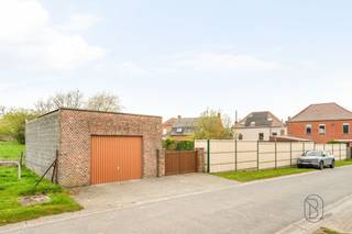 Idéalement située à la campagne, l’agréable village de Mourcourt, à dix minutes de Tournai, cette spacieuse maison de type « 3 façades » érigée...