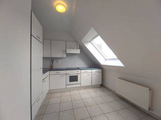 <p>Ninove: Dit <strong>2-slaapkamer</strong> appartement op het 2de verdiep van een klein gebouw, ligt in het centrum van Ninove, op wandelafstand van het Ninia Shopping Center. De inkomhal is voorzien van<strong> vestiaire en apart toilet.</strong> Verder kan je<strong> een ruime woonkamer met open keuken</strong> terugvinden. De nachthal geeft dan weer uit op <strong>de badkamer </strong>voorzien van lavabo en bad, de aparte wasplaats en 2 slaapkamers (10m² en 15m²). Onmiddellijk beschikbaar. <strong>EPC B.</strong> <strong>Nabij school, openbaar vervoer, winkels en station.</strong></p>