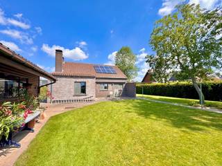 Deze ruime open bebouwing uit 1979 is rustig en landelijk gelegen in Boekhoute en staat op een breed perceel van 1.000 m². De absolute troef is het prachtige, weidse en gegarandeerde uitzicht. Een combinatie van een ruim perceel, open ligging en zoveel rust is bijzonder schaars.<br /><br />De woning is volwaardig en perfect bewoonbaar, met drie ruime slaapkamers waarvan één op het gelijkvloers. Verder beschikt ze over een nette keuken en badkamer, twee toiletten, een inpandige garage en een extra ruim bijgebouw/ garage ! <br /><br />Het zuidgerichte perceel beschikt over een volledig aangelegde tuin en verzorgde oprit. Daarnaast zijn er zonnepanelen, een regenwaterput van 10.000 liter, dubbele beglazing uit 2013 en rolluiken boven.<br /><br />Ook technisch zijn er interessante troeven: uit het asbestattest blijkt dat de woning asbestveilig is. Het EPC valt momenteel net binnen label E, maar mits een kleine ingreep kan dit eenvoudig naar label D worden gebracht.<br /><br />Een bijzonder interessante woning voor wie op zoek is naar ruimte, rust, een ruim perceel en vooral een uniek uitzicht dat gegarandeerd behouden blijft.<br /><br />Indeling: inkomhal met apart toilet, slaapkamer beneden/bureauruimte, leefruimte met eet- en zithoek, nette keuken, badkamer met toilet en bad/douche combinatie, handige bijkeuken en de inpandige garage. <br />1ste verdieping: ruime overloop, 2 volwaardige slaapkamers + de opbergzolder.<br /><br />De volwaardigheid, het perceel en de optie tot directe bewoning zijn fantastische troeven waarover dit pand beschikt. Meer info of een bezoek? Bel WIJSvastgoed op +32 9 395 80 10 !