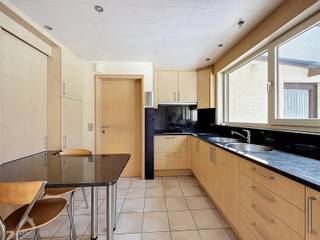 <p>Goed verzorgde woning met tal van mogelijkheden op een toplocatie, bestaande uit een inkomhal met gastentoilet, een karaktervolle leefruimte met zit- en eethoek en open haard, een leefkeuken voorzien van alle comfort, een was- en bergruimte, een garage met oprit, een uiterst gezellig overdekt terras en een zuidgerichte tuin.</p>
<p>De verdieping beschikt over 3 slaapkamers, een badkamer met douche, bad, lavabo en toilet, evenals een bergzolder.</p>
<p></p>
<p>Extra troeven;</p>
<p></p>
<ul>
<li>Doorgang naar tuin via garage en berging</li>
<li>Zuidgerichte tuin</li>
<li>Ruim terras</li>
<li>Toplocatie</li>
<li>Uiterst verzorgde woning</li>
<li>Aardgas aanwezig in de straat</li>
<li>Regenwaterput</li>
<li>Wandelafstand/nabijheid station, scholen, winkels</li>
<li>Bergzolder</li>
</ul>
<br />
<p></p>
<p>Te koop zonder makelaar via Smart Houses. Wenst u meer informatie of een bezoek? Contacteer rechtstreeks de eigenaar +32473883383</p>