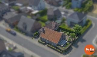BEZOEKDAG OP ZATERDAG 20 JUNI VAN 10U TOT 13U (ENKEL OP AFSPRAAK)<br />LEDE - Instapklare en hedendaagse gezinswoning met ruime garage/werkplaats/praktijkruimte/opslagruimte /… van 66m² op toplocatie.<br /><br />Deze prachtige woning combineert ruimte, comfort en functionaliteit op een bijzonder gunstige ligging, vlakbij winkels, scholen, openbaar vervoer en belangrijke invalswegen. Dankzij de doordachte indeling én recente vernieuwingen is dit de ideale thuisbasis voor wie zorgeloos en comfortabel wil wonen.<br /><br />De ruime inkomhal leidt u naar de lichtrijke leefruimte, waar de gezellige Cosyflame gashaard meteen voor een warme sfeer zorgt. De open woon- en eetkamer vormen het kloppend hart van de woning en sluiten naadloos aan op de volledig geïnstalleerde keuken.<br />Op het gelijkvloers vindt u verder een praktische berging, een slaapkamer met douche en lavabo en een gastentoilet.<br />De eerste verdieping telt 3 volwaardige slaapkamers, waaronder een luxueuze master bedroom met aangrenzende dressing en badkamer, deze laatste is uitgerust met een bubbelbad en ruime inloopdouche.<br />Een apart toilet en linnenkamer vervolledigen deze verdieping.<br /><br />Bovendien beschikt de woning over een indrukwekkend bijgebouw (ca. 66 m²) dat kan gebruikt worden als garage/werkplaats/praktijkruimte/opslagruimte — ideaal voor zelfstandigen, hobbyisten of thuiswerkers.<br />Achter dit gedeelte bevindt zich nog een bureauruimte met aansluitend toilet en kitchenette, en op de verdieping een ruime polyvalente ruimte met tal van mogelijkheden.<br /><br />Ook buiten is het volop genieten. De volledig afgesloten en onderhoudsvriendelijke tuin beschikt over meerdere terrassen, waaronder een gezellig overdekt terras waar het in elk seizoen aangenaam vertoeven is.<br /><br />In 2024 kreeg de woning nog een grondige upgrade met onder andere schilderwerken, geïsoleerde wandbekleding, airco/warmtepompen en 19 zonnepanelen (8,36 kW) compatibel met thuisbatterij.<br /><br />Extra troeven: Conforme elektrische installatie, rolluiken op het gelijkvloers, regenwaterput (10.000 liter), zonneboiler, alarmsysteem met camerabewaking; laag energieverbruik door recente airco/warmtepomp<br /><br />Op zoek naar een ruime woning met karakter, comfort en veel mogelijkheden?<br />Contacteer ons snel voor een bezoek via 053/60.65.60.<br /><br />De vermelde prijs is een richtprijs. De verkoper behoudt zich het recht voor om te beslissen over de verkoop na ontvangst van de biedingen. De richtprijs is niet bindend. Voor meer informatie kunt u ons contacteren of het reglement raadplegen op onze website.