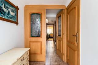 <p><span>Op zoek naar een ruime woning die u volledig naar eigen smaak en wensen kunt renoveren? Deze karaktervolle woning, gelegen in het centrum van Duffel, biedt dankzij haar royale oppervlaktes, praktische basisindeling en zonnige tuin tal van mogelijkheden.</span></p><p><span>Bij het binnenkomen wordt u verwelkomd in een ruime inkomhal, die in het verlengde overgaat in de centrale traphal. Een absolute troef is de </span><span>inpandige garage met automatische poort</span><span>.</span></p><p><span>Verder leidt de hal naar de zithoek, met aansluitend de keuken en het gastentoilet. De leefruimte geniet van een aangename connectie met de </span><span>zonnige tuin</span><span>, waardoor binnen- en buitenruimte mooi met elkaar in verbinding staan.</span></p><p><span>Op het gelijkvloers bevindt zich daarnaast een badkamer. Deze kan, afhankelijk van de gewenste toekomstige indeling, naar de verdieping worden verplaatst om zo extra leefruimte te creëren. De huidige indeling biedt dan ook een uitstekende basis, maar laat volop ruimte voor een eigen invulling.</span></p><p><span>Op de eerste en tweede verdieping bevinden zich in totaal </span><span>vier volwaardige slaapkamers</span><span>, verdeeld over beide verdiepingen volgens een gelijkaardige indeling. De slaapkamers hebben oppervlaktes van respectievelijk </span><span>20,6 m², 11,2 m², 18,3 m² en 11,2 m²</span><span>.</span></p><p><span>Doorheen de woning zijn verschillende </span><span>authentieke elementen</span><span> bewaard gebleven, die voor extra karakter en charme zorgen en mooi kunnen worden geïntegreerd in een hedendaagse renovatie.</span></p><p><span>De woning vraagt een renovatie, maar precies daarin schuilt haar grootste troef. De ruime oppervlaktes en flexibele structuur bieden verschillende mogelijkheden om de woning volledig af te stemmen op uw woonwensen. </span><span>Om het potentieel alvast concreet te maken, hebben wij één van de vele mogelijke renovatie-indelingen uitgewerkt in de vorm van een grondplan.</span><span> Dit plan kan dienen als inspiratie voor een mogelijke toekomstige invulling. Uiteraard bekijken wij de verschillende mogelijkheden graag samen met u.</span></p>