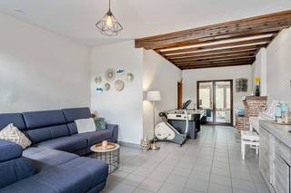 Deze goed gelegen woning biedt ruimte op een groene locatie nabij Heverleebos! Het dak werd reeds vervangen en voorzien van 12cm isolatie. Het EPC is gemakkelijk te verbeteren en de renovatieverplichting te voldoen door het vervangen van de oude en niet efficiënte stookolieketel. Enkel het plaatsen van een condenserende gasketel verlaagt het EPC naar 316kWh(D-label) wat volstaat voor de renovatieverplichting. Indien u hier bovenop de linker zijgevel isoleert met 14cm isolatie dan verlaagt het EPC meteen naar 280kWh(C-label). De EPC simulaties zijn verkrijgbaar op aanvraag.<br /><br />Bestaande uit een ruime leefruimte met hoge plafonds, een open keuken met aansluitend een ruime eetplaats met zitplaats, een traphal met een apart toilet en 2 garages. Op het verdiep zijn 3 ruime slaapkamers en een ruime badkamer voorzien. Onder het dak is een vierde en bijzonder ruime slaapkamer/polyvalente ruimte voorzien dewelke verder opgedeeld kan worden.<br />De woning is deels onderkelderd. De tuin is west georiënteerd en voorzien van een terras, een grasveld en verschillende bergingen. <br /><br />Indien u deze leuke woning graag bezoekt dan kan u mij steeds bereiken via arnaut@immojanstas.be of op 0495292080.<br /><br />Bijkomende info (EPC, bodemattest, elektriciteitsattest, enz...) kan U hier downloaden ↓