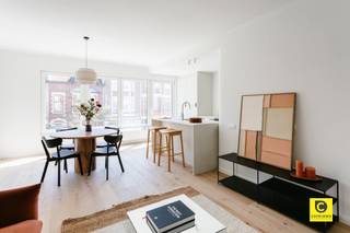 <p><span>Prachtig gerenoveerd appartement met 2 slaapkamers en gemeenschappelijke tuin te Pulhof!</span></p><p><span>Met véél passie en know-how werd dit stijlvol pareltje zopas hoogwaardig en energetisch (EPC A) gerenoveerd. Op deze absolute toplocatie in hartje Pulhof is het aangenaam, rustig en kwalitatief wonen op de 1e verdieping van een prima onderhouden en kleinschalig gebouw. Winkels, parken, scholen, horeca, sportfaciliteiten, openbaar vervoer en invalswegen zijn steeds vlakbij. Ook het bruisende Antwerpen is slechts een boogscheut verwijderd. Bent u op zoek naar een appartement boordevol karakter in een hedendaags jasje en met de nodige buitenruimte daarbovenop? Zoek niet langer, vraag een bezoek aan voor dit pand en uw verwachtingen zullen ongetwijfeld worden ingelost. </span></p><p><span> </span></p><p><span>Inkomhal, leefruimte &amp; keuken:</span></p><p><span>U betreedt dit fabelachtig appartement via de inkomhal met veiligheidsdeur, videofoon en voldoende plek voor uw vestiaire. Het oog valt meteen op de trendy tussendeur met "gietijzeren-look" alsook op de magnifieke parketvloer die naadloos werd doorgelegd in heel het appartement. De natuurlijke lichtinval accentueert de charme van de eigentijdse leefruimte met open keuken. Een harmonieus geheel waar u een gezellig salon perfect kan combineren met uw eetkamer. De moderne keuken met sublieme "Mortex" afwerking omvat een eiland met zitgedeelte en is voorzien van kwalitatieve toestellen (inductievuur, dampkap, oven, vaatwasser en koelkast met vriesvak). U kan tijdens het koken steeds genieten van uw gezin en/of gezelschap en ook aan werk- en opbergruimte is hoegenaamd geen gebrek.</span></p><p><span> </span></p><p><span>Slaapkamers, badkamer, toilet &amp; wasruimte:</span></p><p><span>Beide slaapkamers liggen eveneens op parket en situeren zich aan de nog rustigere achterzijde van het gebouw zodoende uw nachtrust en privacy gegarandeerd zijn. Ook in de oogstrelende badkamer speelt de "Mortex' afwerking een prominente rol. Ze voorziet in een weelderige XL-inloop-/regendouche met prachtige wandtegels, een omvangrijk wasmeubel met 2 waskommen en matching watervalkranen en spiegel, een handdoek-radiator en mechanische ventilatie. Het toilet met handenwasser en mechanische ventilatie is apart. En plus is er ook een wasruimte die tevens extra opbergruimte biedt en de nieuwe HR condensatieketel (Vaillant) huisvest.</span></p><p><span> </span></p><p><span>Terras, gemeenschappelijke tuin, kelder &amp; garage:</span></p><p><span>Het inpandige terras is de ideale plek om zowel bij goed als minder goed weer te kunnen genieten van een welverdiend aperitief na een drukke werkdag. Ziet u het toch iets groter, geen enkel probleem, de gemeenschappelijke tuin biedt alle units de mogelijkheid om deze riante buitenruimte ten volle te benutten. Denk maar aan een lekkere BBQ, een feestje met familie of vrienden of simpelweg genieten van het zonnetje. Een privatieve kelderberging is inbegrepen. De omvangrijke garage biedt dan weer plek voor 2 wagens in combinatie met meerdere fietsen en veel extra opbergruimte. De garage is optioneel (€ 50.000).</span></p><p><span> </span></p><p><span>Extra troeven:</span></p><p><span>- Mobiscore 9,4/10</span></p><p><span>- Lichtrijk en ruimtelijk</span></p><p><span>- EPC A</span></p><p><span>- Driedubbele HR ramen</span></p><p><span>- Dak- en achtergevelisolatie</span></p><p><span>- HR condensatieketel 2025</span></p><p><span>- Elektriciteit conform</span></p><p><span>- Incl. designverlichting</span></p><p><span>- Terras &amp; gemeenschappeijke tuin<br />- Kelder en optionele garage</span></p><p><span>- Geen syndicus</span></p><p><span>- Individuele meters</span></p><p><span>- Geen maandelijkse lasten</span></p>