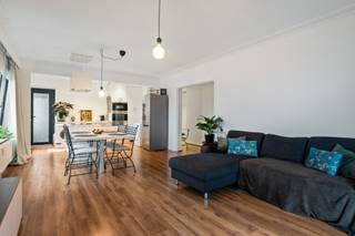 <p>Licht, ruimte en zon in het hart van Borgerhout</p>
<p>Welkom in dit prachtige twee-slaapkamer hoekappartement op de vierde verdieping, gelegen in het bruisende Borgerhout. Dankzij de gunstige hoekligging geniet je hier de hele dag door van een overvloed aan natuurlijk licht, wat meteen zorgt voor een aangename en open sfeer.</p>
<p>Het appartement is zeer ruim en verzorgd en beschikt over een gezellig terras waar je zowel ’s ochtends als in de namiddag heerlijk van de zon kan genieten. De leefruimte nodigt uit tot ontspannen en biedt tal van mogelijkheden om het volledig naar eigen smaak in te richten.</p>
<p>Verder zijn er twee volwaardige slaapkamers en een moderne badkamer met inloopdouche en lavabo. Alles is netjes onderhouden. In 2023 werden de ramen vernieuwd en voorzien van driedubbel glas, wat bijdraagt aan een goede EPC-score (label B): energiezuinig en comfortabel wonen dus. De elektriciteit is conform en er geldt geen renovatieplicht. Bovendien werd ook het dak van het gebouw vernieuwd in 2024, wat extra gemoedsrust biedt.</p>
<p>Extra handig: een privatieve kelderberging voor alles wat je niet elke dag nodig hebt. Parkeren? Dat is hier verrassend vlot, met voldoende plaatsen in de buurt.</p>
<p>De ligging is een absolute meerwaarde: Borgerhout staat bekend om zijn uitstekende bereikbaarheid, levendige sfeer en hippe hotspots. Een buurt die bijzonder geliefd is bij jonge mensen en iedereen die graag stedelijk én gezellig woont.</p>
<p>Ben je benieuwd? <strong>Geef gerust een seintje</strong> en ik neem je met plezier mee voor een bezoek. <br /><br />Vg, Gvv, Wg, Gvkr, Gmo, geen overstromingsgevoelig gebied</p>