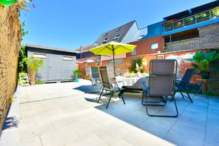 Dit zonnige en centraal gelegen appartement geniet een ideale locatie nabij de markt van het bruisende Eeklo waar alles op wandel -en...