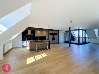 Altijd willen genieten van het prachtige Mechelen en wonen op een buitengewone locatie?<br />Deze prachtige duplex loft te huur in Mechelen is zeer stijlvol ingericht met authentieke elementen  en afgewerkt met kwaliteitsvolle materialen.<br /><br />Indeling:<br /><br />Gelegen op de 3de verdieping:<br /><br />- mooie leefruimte met parket en gashaard<br />- luxe keuken met alle voorzieningen en ingebouwde Tv<br />- aansluitende ruim privé terras van 30m² groot<br />- apart toilet<br />- bergruimte met alle voorzieningen voor was en droogkast<br /><br />via de open trap kom je op de bovenste verdieping<br />- 3 slaapkamers, waarvan 1 masterbedroom met terras<br />- ruime badkamer in Engelse stijl met losstaand bad en aparte douche<br />- maandelijkse gemeenschappelijke kosten zijn € 250 (provisie)<br /><br /><br />Wat een luxe en dit op een toplocatie met zicht op de Sint-Romboutstoren!<br /><br />In 2018 werd een airco geplaatst in de leefruimte en de masterbedroom.<br />Het gebouw is voorzien van een lift en 2 traphalen.<br /><br />Bij de huurprijs is een openstaanplaats voorzien in de garage van dit gebouw. Deze is toegankelijk met een badge systeem. <br /><br />De binnentuin is een oase van rust.<br /><br />Wil je een bezoek inplannen en dit gezellig appartement zelf ontdekken? <br />Aarzel dan niet om een bezoekaanvraag in te dienen via Dewaele.com via de daar voorziene rode balk. 