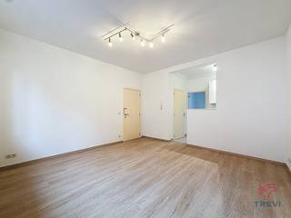 EVERE, Close to shops and public transport, 1-bedroom apartment + 1 office, approx. 60m². It comprises living room approx. 18m², east-facing...