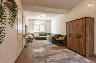 Ruime gezinswoning met voor- en achtertuin in Wondelgem<br /><br />Deze ruime eengezinswoning met zowel een voor- als achtertuin is gelegen in een rustige straat, vlak bij het centrum van Wondelgem. In de directe omgeving vindt u tal van supermarkten, buurtwinkels en andere voorzieningen op wandelafstand. Dankzij de uitstekende ligging bereikt u het centrum van Gent in ongeveer 15 minuten met de fiets. Op slechts 5 minuten wandelen bevindt zich een tramhalte van lijn 1 en ook met de wagen bent u snel op de R4.<br /><br />De woning werd gerenoveerd in 2018 en beschikt op het gelijkvloers over een ruime en lichtrijke leefruimte met aansluitend een uitgeruste keuken. Verder bevindt zich op deze verdieping een badkamer, voorzien van douche.<br /><br />Aansluitend is er een ruime veranda, een aangename extra leefruimte die ideaal is om te genieten tijdens het voor- en najaar.<br /><br />Op de eerste verdieping bevinden zich drie slaapkamers. Daarnaast beschikt de woning over een ruime zolder, die mits de nodige inrichting kan worden omgevormd tot een vierde slaapkamer of polyvalente ruimte.<br /><br />Buiten beschikt de woning over twee ruime terrassen. Het terras aan de voorzijde is oostelijk georiënteerd, terwijl u in de achtertuin geniet van een zuidelijke oriëntatie. Als extra troef is er achteraan een praktisch doorgangspad, ideaal om fietsen te stallen en gemakkelijk toegang te hebben tot de achtertuin.<br /><br />Troeven:<br /><br />EPC-label C<br />Elektrische installatie conform<br />Asbestveilig<br />Twee ruime terrassen<br />Mogelijkheid tot 4 slaapkamers<br />Rustige en gunstige ligging<br />Tram 1 op wandelafstand<br />Vlotte verbinding met de R4<br /><br />Beschikbaarheid: de woning is uiterlijk 6 maanden na het verlijden van de akte vrij.<br /><br />Contacteer Top Vastgoed voor een bezoek: 0475 700 700.