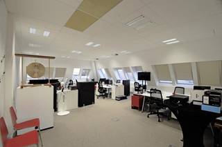 <p>Kantoorruimte te huur in Garden Square, Laarstraat 16 te Wilrijk</p>
<p>In het kantorencomplex zijn verschillende kantoorruimtes te huur. Het complex bestaat uit drie gebouwen, elk met drie verdiepingen en uitgerust met een lift.</p>
<p>Dankzij de uitstekende ligging nabij de A12 en E19 is deze locatie vlot bereikbaar, zowel met de wagen als met het openbaar vervoer. Bovendien bevindt zich een bushalte op minder dan 50 meter wandelafstand.</p>
<p>Binnen het complex zijn meerdere kantoorruimtes beschikbaar, met verschillende oppervlaktes.</p>
<p>Verder zijn er zowel bovengrondse als ondergrondse parkeerplaatsen beschikbaar.</p>