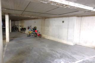 Ruime ondergrondse autostaanplaats nabij het centrum van Lichtervelde. Gelegen in de nabijheid van scholen, winkels en het openbaar vervoer...