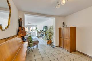 <p>Op zoek naar een ruim en lichtrijk appartement met een uitzonderlijke buitenruimte? Dit instapklare <strong>gelijkvloers appartement</strong> van <strong>128 m²</strong> in Dilbeek combineert comfort, ruimte en een uitstekende ligging nabij Brussel.</p><p></p><p>Gelegen in een <strong>kleinschalige residentie</strong> met slechts 6 appartementen geniet u hier van rust en privacy. De absolute troef is de ruime <strong>zuidgerichte tuin</strong> van ca. 200 m², exclusief voor dit appartement, ideaal voor gezinnen, tuinliefhebbers of wie graag buiten leeft.</p><p></p><p>Binnenin beschikt het appartement over een ruime leefruimte met veel lichtinval, een praktische keuken, <strong>drie slaapkamers</strong> (16m², 13m², 13m²) een badkamer en praktische bergruimtes.</p><p></p><p>Extra comfort wordt geboden door een <strong>privatieve garage</strong>, <strong>twee staanplaatsen</strong> buiten en een <strong>private kelderberging</strong>.</p><p>Technisch is het appartement goed uitgerust met dubbele beglazing en recente centrale verwarming op aardgas. Gunstig <strong>EPC-label C</strong> (232 kWh/m²/jaar)</p><p></p><p>De ligging is een absolute meerwaarde: in de onmiddellijke nabijheid van winkels, scholen, sportfaciliteiten en openbaar vervoer. Dankzij de vlotte verbindingen en de nabijheid van de Brusselse Ring bereikt u Brussel en omliggende gemeenten in geen tijd.</p><p></p><p>Een ideale opportuniteit voor wie ruim en comfortabel wil wonen op een strategische locatie.</p>