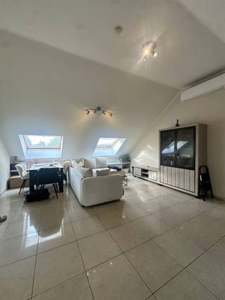 <p><span>Lichtrijk en instapklaar dakappartement met 2 slaapkamers in het centrum van Buggenhout.</span></p><p><span>Op zoek naar een gezellig appartement met een aangename ligging én een energiezuinig karakter? Dit instapklare dakappartement bevindt zich op de bovenste verdieping van residentie Manager, centraal gelegen in Buggenhout en op wandelafstand van het station en de winkelstraat.Met een bewoonbare oppervlakte van ca. 62 m² beschikt het appartement over een praktische en aangename indeling. De leefruimte geniet van een mooie natuurlijke lichtinval en sluit aan op de volledig ingerichte keuken. Verder zijn er twee slaapkamers, waarvan één ruime slaapkamer en een tweede, kleinere slaapkamer die eveneens perfect kan dienstdoen als kinderkamer, bureau of dressing.De badkamer werd recent vernieuwd en is uitgerust met een douche en eigentijdse betegeling. Daarnaast beschikt het appartement over een afzonderlijk toilet en de nodige praktische voorzieningen.Ook op energetisch en technisch vlak heeft dit appartement heel wat te bieden. Het beschikt over een nieuwe condensatieketel op aardgas en een Mitsubishi-warmtepomp van 7 kW. Het appartement behaalt bovendien een EPC-label B met een verbruik van slechts 136 kWh/m²/jaar, waardoor er geen renovatieverplichting van toepassing is.De syndickosten zijn bijzonder beperkt en bedragen slechts 208 euro per kwartaal, inclusief beheer en verzekering van het gebouw. De residentie beschikt daarnaast over een gemeenschappelijke fietsenberging en huisvuilberging.Ook als investering een interessante opportuniteit.Het appartement is momenteel verhuurd aan 625 per maand, wat overeenkomt met een jaarlijkse basishuur van 7.500. Op basis van de huidige vraagprijs vertegenwoordigt dit een rendement van ongeveer 3,50%, vóór eventuele overige eigenaarskosten, belastingen en aankoopkosten.Dankzij de centrale ligging, het gunstige EPC-label B, de beperkte gemeenschappelijke kosten en de onmiddellijke huuropbrengst vormt dit dakappartement een interessante investeringsmogelijkheid voor wie op zoek is naar een combinatie van een stabiele huurinkomst en een energiezuinige woning.Uiteraard is het appartement ook zeer geschikt voor eigen bewoning. De combinatie van de centrale ligging, de instapklare staat, twee slaapkamers, de vernieuwde badkamer maakt dit tot een aangename en praktische woongelegenheid in het centrum van Buggenhout.Voor verdere informatie of een bezoek ter plaatse kan u contact opnemen met Immo Twins via 052/55.55.55 of info@immotwins.be.</span></p>