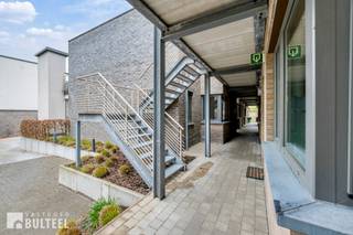 In het centrum van Bornem vinden we dit comfortabel gelijkvloersappartement met garage te residentie Dammehof, gelegen in een rustig en privaat binnengebied in de Allemanshofstraat. Het bevindt zich vlakbij winkels en openbaar vervoer met een goede verbinding naar de N16 en A12. Het appartement bestaat uit een lichtrijke leefruimte met open keuken, 1 slaapkamer, een badkamer (douche, wastafel en toilet) en een leuk tuintje met terras en buitenberging. Verder beschikt het appartement nog over een ruime ondergrondse garagebox. EPC Label B. De elektriciteit is conform! Deze residentie is uitermate geschikt voor personen die in het centrum willen wonen maar toch in alle rust. Contacteer ons voor een plaatsbezoek.