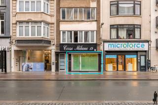 Dit volledig opgefriste commercieel gelijkvloers van ca. 135 m² bevindt zich op een uitstekende locatie in de Quellinstraat, aan de zijde...