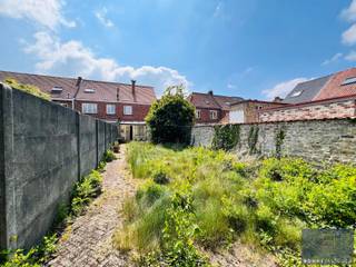 <p>Op zoek naar een woning die je volledig naar eigen smaak kan inrichten? Deze halfopen bebouwing met drie slaapkamers biedt een uitstekende basis voor wie niet bang is om de handen uit de mouwen te steken.</p>
<p>Bij het betreden van de woning kom je in de inkomhal die toegang geeft tot de leefruimte en aansluitend de keuken, met ruime veranda. De woning beschikt over drie volwaardige slaapkamers, ideaal voor gezinnen of wie extra ruimte wenst voor een bureau of hobbykamer.</p>
<p>Buiten geniet je van een aangename tuin waar het heerlijk vertoeven is. Achteraan het perceel bevindt zich een tuinberging, alsook een afgesloten garagebox (te bereiken via de zijstraat), wat zorgt voor extra comfort en parkeermogelijkheid.</p>
<p>De woning is op te frissen en te moderniseren, waardoor je de kans krijgt om ze volledig naar hedendaagse normen en jouw persoonlijke stijl aan te passen.</p>
<p>Troeven:</p>
<ul>
<li>3 slaapkamers</li>
<li>Aangename tuin</li>
<li>Afzonderlijke garagebox achteraan</li>
<li>Veel renovatiepotentieel</li>
<li>Ideaal voor starters of investeerders</li>
</ul>
<p>Ben je op zoek naar een woning met karakter en mogelijkheden? Dan is dit pand zeker een bezoek waard! Contacteer Bonne Vastgoed via 050/73.73.73 of via info@bonnevastgoed.be</p>