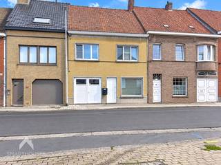 <p>Energiezuinige woning op een centrale locatie bestaande uit een gezellige leefruimte met eet-en zithoek, uitgeruste keuken met berging, afzonderlijk toilet, garage, droge kelder en een zuid gerichte tuin met terras en een gemetste tuinberging met zolder die kan omgevormd worden tot polyvalente ruimte. <br /><br />Op de 1<sup>ste</sup> verdieping zijn 3 volwaardige slaapkamers, recent vernieuwde badkamer (inloopdouche, toilet en lavabomeubel) en een vaste trap naar de 2<sup>de</sup> verdieping die afgewerkt is met een masterbedroom + dressing of kinderkamer.</p>
<p>Extra troeven:</p>
<ul>
<li>Energiezuinig</li>
<li>Voorzien van 11 zonnepanelen</li>
<li>Dubbele beglazing PVC + elektrische rolluiken</li>
<li>Regenwaterput</li>
<li>Op wandelafstand van scholen, winkels en openbaar vervoer</li>
<li>Instapklaar</li>
</ul>
<p>Deze woning is te koop ZONDER makelaar via het concept van Smart Houses! Verdere inlichtingen of bezoek? Contacteer rechtstreeks de eigenaar via +32486346593</p>
