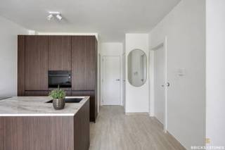 <p>Dit volledig bemeubeld, energiezuinig nieuwbouw appartement met twee ruime slaapkamers.<br /><br />Aangename en lichtrijke leefruimte dankzij de grote raampartijen. Aansluitend vinden we een volledig geïnstalleerde keuken voorzien van kwalitatieve inbouwtoestellen en praktische kastruimte. Aansluitend bevindt zich een ruim en zonnig terras, ideaal om in alle rust te genieten. Ingerichte badkamer voorzien van inloopdouche en wastafel. Privatief gasten toilet aanwezig.<br /><br />Zeer centraal gelegen, vlakbij alle invalswegen.<br /><br />De architectuur ademt kwaliteit en duurzaamheid uit. Elk appartement beschikt over een doordachte indeling, zonovergoten terrassen en hedendaagse afwerking. Warmtepompen en zonnepanelen zorgen voor een energiezuinige en toekomstgerichte woonervaring.<br /><br />Troeven:<br />- Volledig gemeubeld – voorzien van huisraad<br />- Open keuken met moderne toestellen<br />- Lage algemene kosten<br />- Gelegen vlakbij het water<br />- Vlotte verbinding met openbaar vervoer, winkels en horeca</p>