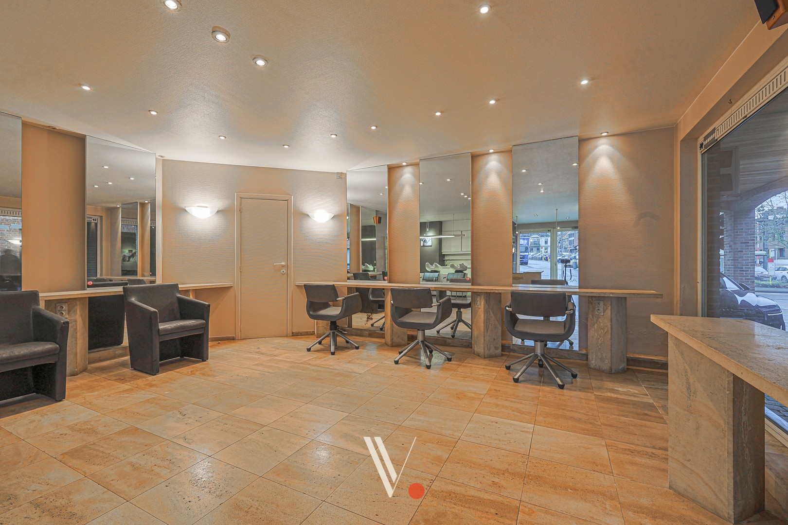 Handelsgelijkvloers met zeer commerciële ligging - foto 5