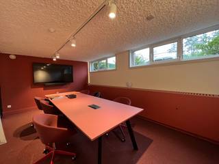 Ontdek onze instapklare en volledig gemeubileerde kantoren geschikt voor <strong>8 personen</strong> (+/- 64 m²), strategisch gelegen langs de dynamische Brugsevaart (N9) in Mariakerke, op slechts <strong>1,5 km van de R4 en R40</strong>.<br /><br />Deze kantoren bevinden zich in een recent gerenoveerd business center dat een <strong>huiselijke en inspirerende werkomgeving</strong> biedt, met een gemeenschappelijke inkomhal, een uitgeruste keuken, moderne vergaderzalen en ruime parkeergelegenheid.<br />De all-in formule omvat meubilair, nutsvoorzieningen, snel internet en andere praktische diensten, zodat u zich volledig kunt focussen op uw bedrijfsactiviteiten. Het aanbod is flexibel, met beschikbare kantoorruimtes voor zowel kleinere teams van 4 personen als grotere groepen tot 38 personen.<br /><br />Dankzij de uitstekende ligging in een bedrijvige omgeving en de directe verbinding met belangrijke verkeersassen, is dit de ideale werkplek voor ondernemingen die op zoek zijn naar bereikbaarheid en comfort. De kantoren zijn <strong>onmiddellijk beschikbaar</strong>.<br />Voor meer informatie, technische details of een vrijblijvend plaatsbezoek, kunt u contact opnemen met <strong>PANORAMA B2B GENT KANTOREN</strong> via <strong>09 225 09 09</strong>. Maak vandaag nog kennis met uw nieuwe werkplek en ervaar het verschil.