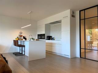 <p><span>Prachtig luxueus afgewerkt appartement met garagebox in centrum Maria-ter-Heide. </span></p><p><span>Ben je op zoek naar een stijlvol afgewerkt appartement dat bovendien de ruimte biedt zoals in een woning? Dan is dit appartement in Maria-ter-Heide helemaal iets voor jou! Met een oppervlakte van ongeveer 130m² en een terras van 13m² heb je een zee van ruimte om te leven en te slapen! Je betreedt het appartement via de inkomhal met apart toilet met handenwasser. Aan de voorzijde (noordzijde) liggen de drie slaapkamers waarvan de ramen zijn voorzien van driedubbele beglazing en airconditioning. Er is een ruime badkamer die ingericht is met ligbad, inloopdouche, dubbele wastafel en opbergmeubels. Via de inkomhal ga je door de prachtige glazen gietijzeren deur naar de leefruimte, een zeer brede woonkamer voorzien van airconditioning die aan de ZW-zijde gelegen is van het gebouw met een mooie ingerichte keuken met marmeren werkblad en alle nodige toestellen. Aan de leefruimte is er het zonneterras, voorzien van een zonneluifel, voor gezellige zomeravonden. Het appartement heeft een aparte en ruime wasberging, alsook een kelderberging. Overal werd er parkettegel voorzien en vloerverwarming.</span></p><p><span> </span></p><p><span>Er dient een garage en/of carport bijgehuurd te worden aan de achterzijde van het gebouw.</span></p><p><span> </span></p><p><span>De vaste gemeenschappelijke kosten zijn 120,- euro inclusief tweejaarlijkse keuring en onderhoud van de verwarmingsketel. </span></p>