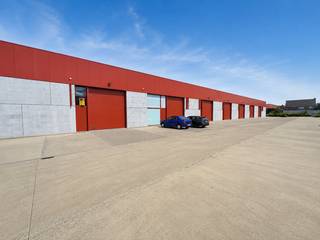 <p>Deze loods/KMO-unit is gelegen te Heule (Kortrijk) – Businesspark “Boxx” op enkele min. van de R8 en met een vlotte verbinding via autosnelweg naar GENT-ROESELARE-BRUGGE. Kortom deze unit geniet een unieke locatie en uitstraling en is bestemd voor allerhande ambachten, productie, opslag, …</p>
<p>Algemene info:<br />– opp. loods: 292 m²; breedte loods: +/- 10,5 m &amp; lengte loods: +/- 27,5 m<br />– LED-verlichting<br />– ruime sectionale inrijpoort + aparte toegangsdeur aanwezig (hoogte inrijpoort: 4,5 m &amp; breedte: 4 m)<br />– drijfkracht aanwezig + watertoevoer (regenput) + toevoer aardgas<br />– polybetonvloer + lichtstraat aanwezig<br />– hoogte muren loods: +/- 6m<br />– 2 parkeerplaatsen aanwezig voor de loods<br />– houtconstructie aanwezig voor inrichting bureel &amp; toilet</p>
<p>Indien u meer info of een bezoek wenst, contacteer Immo-deal bv: 0486 72 70 73.</p>