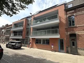 <p>Zeer gunstig gelegen appartement met 2 slaapkamers op de 1ste verdieping. Het betreft een doorkijkappartement.</p>
<p>Inkomhal met gastentoilet, open ingerichte keuken met toegang tot het voorste terras. Lichtrijke zithoek met toegang tot het achterste terras.<br />Nachthal met toegang tot de masterbedroom, tweede slaapkamer en badkamer.</p>
<p>Autostaanplaats en kelder in het ondergrondse complex.</p>
<p>Extra info: appartement op de 1ste verdieping | EPB in opmaak | geen verdere gemeenschappelijke kosten | watertoets: P-score A | G-score onbekend.</p>