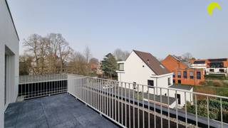 <p><span>In centrum Mortsel, in een rustige straat, wordt deze kleinschalige residentie opgeleverd.</span></p><p><span> </span></p><p><span>De 4 appartementen zijn voorzien van de nieuwste technieken:</span></p><p><span>- Warmtepomp met vloerverwarming</span></p><p><span>- Individuele zonnepanelen</span></p><p><span>- BEN - appartementen (bijna energie neutraal)</span></p><p><span>- Ventilatie met warmterecuperatie (D-systeem)</span></p><p><span> </span></p><p><span>Ieder appartement heeft een eigen terras en fietsenparking. Het gelijkvloerse appartement beschikt over een tuin en autostaanplaats.</span></p><p><span> </span></p><p><span>In de gemeenschappelijke kelderverdieping, zijn er ruime bergingen beschikbaar.</span></p><p><span>De prijs omvat een volledig afgewerkt appartement, voorzien van een comfortabele afwerking.</span></p><p><span> </span></p><p><span>Het gebouw is volledig klaar. Het appartement is beschikbaar bij akte.</span></p><p><span>De prijzen zijn exclusief de gebruikelijke kosten (btw, registratierechten, aktekosten, nutsvoorzieningen,...)</span></p><p><span> </span></p><p><span>Voor meer info of een bezoek er plaatste bel 03/449.42.41 of surf naar www.habicom.be</span></p><p><span> </span></p>