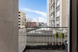 <strong>Gezellig appartement met drie slaapkamers</strong><br /><br /><strong>Instapklaar en lichtrijk </strong>appartement van ca. <strong>87 m²</strong> op een zéér centrale locatie in Deurne. De <strong>ligging</strong> van het appartement zorgt ervoor dat u gemakkelijk toegang heeft tot het openbaar vervoer, invalswegen, horeca, scholen en op wandelafstand het domein Rivierenhof.<br /><br />Deze woning biedt u een leefruimte met veel natuurlijk licht. De keuken is volledig uitgerust en heeft aansluitend een handig terras <strong>op het zuiden.</strong><br /><br /><strong>Indeling</strong><br />- Inkomhal<br />- Leefruimte<br />- Keuken met toegang tot het terras<br />- Berging / Wasplaats<br />- Slaapkamer 1<br />- Slaapkamer 2<br />- Slaapkamer 3<br />- Badkamer met inloopdouche <br /><br /><strong>Bijzonderheden</strong><br />- Mobiscore <strong>9,1/10</strong><br />-<strong> EPC D </strong>met een score van <strong>322 kWh/(m² jaar) </strong><br />- <strong>3 gevels</strong><br />- Parlofoon<br />- <strong>PVC </strong>schrijnwerk met dubbele beglazing <br /><br /><em>Stedenbouwkundige info in aanvraag.</em>