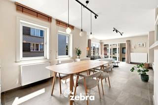 Bij de verkoop van dit appartement wordt gewerkt met een <strong>START VANAF PRIJS</strong>.<br />Elk prijsvoorstel hoger dan deze start vanaf prijs wordt voorgelegd aan de verkoper(s), die dit al dan niet kan aanvaarden.<br /><strong>Het bezoekmoment gaat door op 22 augustus 2026 (enkel op afspraak).</strong><br /><br />Op een uitstekende ligging in Kortrijk, vlakbij de vernieuwde Leieboorden en op wandelafstand van het bruisende stadscentrum, winkels, horecazaken, openbaar vervoer en het station, bevindt zich dit instapklare appartement op de derde verdieping (recente videofoon voorzien) van een verzorgd residentieel gebouw met lift.<br /><br />Via de inkomhal bereikt u de verschillende ruimtes van het appartement. De lichtrijke leefruimte geniet dankzij de grote raampartijen van een overvloed aan natuurlijk daglicht en sluit naadloos aan op de volledig uitgeruste open keuken en het zonneterras met zicht op de Leie.<br /><br />Verder beschikt het lichtrijk appartement over twee slaapkamers met directe toegang tot het terras, verzorgde badkamer (uitgerust met een lavabo, inloopdouche, ventilatie en voorziening voor wasmachine en droogkast), apart toilet en een praktische berging met recent vernieuwde gasketel.<br /><br />Daarbovenop beschikt het energiezuinig appartement over een private kelderberging en een gemeenschappelijke fietsenstalling.<br />Bovendien is er de mogelijkheid om een overdekte autostaanplaats aan te kopen voor € 18.000.<br /><br /><strong>Ook wild geworden van deze thuis?<br />Twijfel niet langer en leg vandaag nog uw bezoek vast!</strong>