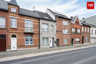 Deze volledig gerenoveerde woning is gelegen in centrum Wetteren, een aangename en gunstig gelegen buurt met winkels, scholen, openbaar vervoer...