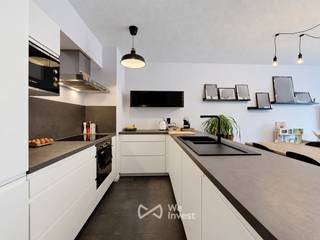 <p>Tel.: 0456 89 12 70 / E-mail: noah.c@weinvest.be<br /><br />We Invest biedt u exclusief dit prachtige appartement van 92 m² aan, gelegen op de 3e verdieping van een gebouw op een ideale locatie aan de Konkelstraat 214 in Sint-Lambrechts-Woluwe.<br /><br />Het appartement bevindt zich in een van de meest gegeerde wijken van Sint-Lambrechts-Woluwe en geniet van een rustige, groene woonomgeving. Winkels, scholen, openbaar vervoer en belangrijke invalswegen bevinden zich in de onmiddellijke nabijheid. Een ideale locatie die wooncomfort en bereikbaarheid perfect combineert.<br /><br />Het appartement beschikt over ruime vertrekken, veel natuurlijk licht en een veiligheidsdeur voor extra gemoedsrust. De indeling omvat een ruime leefruimte met salon, een volledig uitgeruste keuken, twee slaapkamers, twee badkamers en twee balkons waar u heerlijk van de buitenlucht kunt genieten. Daarnaast zijn er tal van opbergmogelijkheden, waaronder een grote ingebouwde kast en een dressing.<br /><br />Het appartement beschikt bovendien over een parkeerplaats, beschikbaar voor € 100 per maand, evenals een privatieve kelder.<br /><br />Extra parkeerplaats : € 100/maand<br /><br />Kosten: € 160/maand (voorschot voor de gemeenschappelijke kosten en koud water)<br /><br />EPC: D<br /><br />Beschikbaar vanaf december. Huurcontract van minimaal 1 jaar.<br /><br />Aarzel niet om een bezoek in te plannen! Ontdek ook onze andere exclusieve panden via www.weinvest.be.</p>