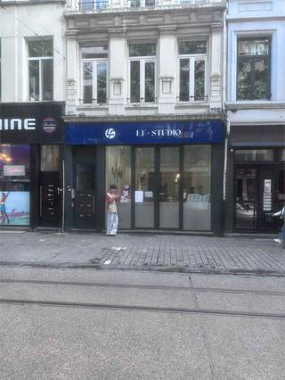 Commercieel gelijkvloers te koop, gelegen op één van de bekendste winkelstraten van Antwerpen centrum. De Nationalestraat vormt het hart van de Antwerpse modewijk en staat bovendien in voor de verbinding tussen het hippe Zuid en de historische binnenstad. <br />Een optimale visibiliteit en passage zijn met andere woorden gegarandeerd.<br /><br />Dit pand heeft een gelijkvloerse oppervlakte van ca. 175 m². Het gelijkvloers is verhuurd met een handelshuurovereenkomst van negen jaar aan een maandelijkse huurprijs van 2.569 Euro + onr.voorh. ten laste van de huurder. <br />Dit pand is geschikt als investeringseigendom. <br /><br />Benieuwd naar dit bedrijfsvastgoed te koop in de Nationalestraat in Antwerpen? Contacteer info@immodelestre.be of 054 33 62 52. <br />www.immodelestre.be
