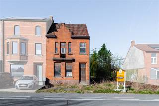 Volledig te renoveren 3 gevelwoning ( of afbraak en nieuwbouw) met tuin op 5are10. Deze woning bestaat uit een inkomhal, living, vervallen bijgebouw, 2 slaapkamers en vaste trap naar in te richten zolder. Totaal renovatie! Station Edingen op 2 KM, evenals alle grote warenhuizen en scholen op 2 km; Te bezoeken