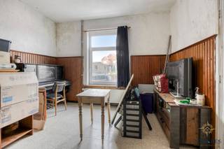 Cette ferme à rénover des années 50 est située sur 8 ares 79 centiares au centre d'Oplinter.<br /><br />Disposition du rez-de-chaussée :<br />Couloir central donnant accès à un bureau/chambre, un grand salon, l'escalier menant à l'étage et la salle de bain avec vue sur la cour intérieure. Dans l'annexe se trouvent la cuisine, la buanderie et des toilettes séparées.<br />1er étage : 2 grandes chambres, 1 chambre plus petite et un très grand espace pouvant être aménagé selon vos souhaits. Au-dessus, un grenier pouvant être agrandi.<br />Une partie de la maison est également en sous-sol.<br />À côté de la maison se trouve une grange avec un rez-de-chaussée abritant la chaudière au mazout et un grenier, ainsi qu'une porte donnant sur la rue.<br />À l'arrière, il y a une annexe supplémentaire et un grand entrepôt de 190m² avec un deuxième étage. Derrière se trouve un beau jardin.<br /><br />Consultez les plans sur notre site web pour mieux comprendre la propriété.<br /><br />Les possibilités sont infinies pour vivre, travailler et/ou pratiquer des loisirs au même endroit, et la rénovation vous permettra d'imprimer votre propre style.<br /><br />Contactez Stijn pour plus d'informations à stijn@polares.eu ou au 0487 26 33 96.