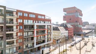 [[ DIT PAND NEEMT DEEL AAN DE ERA OPEN HUIZEN DAG OP 6/12 VAN 14:30 TOT 15:30 ]]
<p><span>Ben jij op zoek naar een appartement waar je meteen je koffers kunt uitpakken én kunt genieten van de bruisende sfeer van Antwerpen? Lees hier dan even verder!</span></p>

<p><span>Dit instapklare appartement op de derde verdieping gelegen in het midden van het hippe Eilandje biedt jou alles wat je hartje begeert. Dit zijn slechts enkele troeven van deze woning!</span></p>

<p><span>Indeling:</span></p>

<p><span>Bij binnenkomst langs de royale inkomhal kom je in de woonkamer terecht, hier valt meteen het overvloedige daglicht op. De woonkamer met open keuken (33m²), is dé plek waar gezelligheid en comfort samenkomen. Het appartement beschikt over twee volwaardige slaapkamers (11-14m²), ideaal voor een gezin, of logees. De badkamer (7m²), is uitgerust met een ligbad en aansluitingen voor een was-en droogmachine, en er is een apart toilet voor extra gemak. Bovendien biedt de berging (4m²), voldoende ruimte om je spullen netjes op te bergen of een dressing van te maken. Tenslotte is er een terras met zicht op het water! Gelegen in het hart van het Eilandje, ben je slechts een paar stappen verwijderd van het MAS en talloze gezellige hotspots. Of je nu houdt van een koffiebar om de hoek, een wandeling langs de dokken, of culinaire hoogstandjes in de buurt – hier heb je het allemaal binnen handbereik.</span></p>

<p><span>Bij het appartement behoort een autostaanplaats, wordt mee verkocht voor €25.000. Daarnaast is er een praktische fietsenstalling voorzien. </span></p>

<p><span>Zou deze woning wel eens jouw nieuwe thuis kunnen worden? Contacteer ons dan snel en maak een afspraak!</span></p>