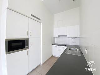 <div>
<p>BRUSSEL, (1.3) prachtig appartement, ideaal gelegen in het centrum van Brussel, dicht bij alle voorzieningen, met een bewoonbare oppervlakte van ±97 m² op de 1e verdieping, bestaande uit: zeer lichte woonkamer van ±25 m² met volledig uitgeruste open keuken, twee slaapkamers, badkamer, kelder. Eigen gasverwarmingsketel. Raming van de kosten: 185 €/maand (gemeenschappelijke kosten). Mogelijkheid om een parkeerplaats te huren, afhankelijk van beschikbaarheid. HUURCONTRACT VOOR BEDRIJVEN MOGELIJK. EPC: C; 26 kg CO₂/(m²/jaar) Beschikbaar vanaf 01/11/2026</p>
<p></p>
<p>Op de 1e verdieping - appartement 1.3</p>
<ul>
<li>Entree</li>
<li>Ruime woonkamer van ±25 m² (massief parket)</li>
<li>Volledig uitgeruste open keuken (oven, kookplaten, afzuigkap, koelkast/vriezer, vaatwasser) - wasruimte</li>
<li>1 slaapkamer van ±12 m² (massief parket)</li>
<li>1 kinderkamer of L-vormig kantoor van ±8 m² (massief parket)</li>
<li>Badkamer (bad/douche, wastafel, toilet)</li>
</ul>
<p>Kelder nr. 8</p>
<p>Eigen gasgestookte verwarmingsketel</p>
</div>