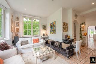 Charmante koppelvilla rustig gelegen in het Britspad/Poolspad vlakbij het Dominicanenkerkje, in hartje het Zoute. De lichtrijke woon- en eetkamer geniet van een overvloed aan natuurlijk licht en een sfeervolle open haard. Keuken uitgevend op een zonnig, zuid-westgericht terras. Aparte berging/wasruimte. Eerste verdieping met 2 volwaardige slaapkamers met elk hun privatieve badkamer. Op de 2de verdieping 2 volwaardige slaapkamers met 2 badkamers. Elke ruimte in de woning geniet van prachtige, charmante zichten op de omgeving in de paadjes. Meerdere autostandplaatsen voor de villa. De woning is opgenomen in de lijst van bouwkundig erfgoed. Fietsenberging.