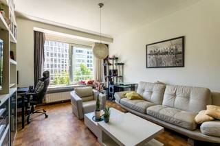 Wens je graag te wonen in de gezellige drukte van de Stad, te winkelen in de bekende winkelstraten om de hoek (Hopland, Meir, ...), gezellig iets gaan eten of drinken, of gewoon thuis ontspannen in een ruime en lichte living? Dan is dit 1 slaapkamer appartement perfect voor jou! Bovendien is het Centraal Station, Rooseveltplaats, het Operaplein, het Stadspark op enkele stappen van de deur verwijderd. Het appartement is gelegen op de 2de verdieping van een verzorgd gebouw. Indeling als volgt: inkomhal met apart toilet , living met ingerichte half open keuken , badkamer met douche lavabo en plaats voor wasmachine/ droogkast. Achteraan in het appartement vinden we de ruime slaapkamer terug met een klein terrasje. Het volledige appartement is voorzien van een charmante parketvloer! Ook is er de mogelijkheid tot aankoop van een ondergrondse parking. Het appartement is momenteel verhuurd aan een stabiele huurder. Ideaal als investering of eerste bewoning. <br />EPC: 99 kWh/m² - G-score: A, P-Score: A, Sted.info: in aanvraag. Meer informatie of een bezoek ter plaatsen? www.walls.be of contacteer ons voor een afspraak.