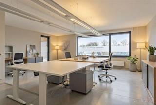 Gelijkvloers 2-slaapkamer appartement met handelsruimte in hartje NeveleDit instapklare gelijkvloers appartement met twee slaapkamers en polyvalente...