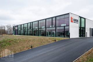 Beautiful 1,500 m² office space in a unique location in Tubize, with excellent access via the E429 and a fast connection to the E19. The office space can be flexibly divided from 750 m², making it ideal for companies looking for a smaller area.<br /><br />The offices are spread over the ground and first floors and benefit from plenty of natural light, modern meeting rooms and separate offices with glass partitions, a fully equipped kitchen, dining area and modern sanitary facilities, all overlooking the surrounding greenery.<br /><br />Optionally, an 8,865 m² warehouse is available with a clear height of 8 m, 4 sectional doors, skylights and LED lighting. The warehouse space can also be flexibly divided into smaller areas, if required. The site additionally offers 5,048 m² of outdoor storage space and 726 m² of covered space.<br /><br />The entire property is situated on a spacious 24,792 m² plot and is equipped with solar panels and EV charging stations.<br /><br />Contact <strong>PANORAMA B2B</strong> for further information, available areas or to arrange a no-obligation site visit: <strong>0477 09 00 09</strong>.