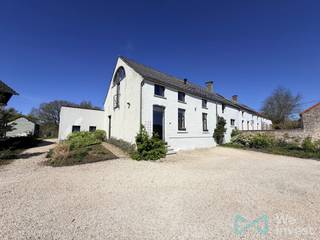 Located in the charming village of Hèze, this house offers a peaceful living environment while remaining close to amenities.<br />Upon arrival, the property immediately stands out for its practicality, with parking at the front. At the rear, a pleasant garden with garden shed and a terrace provide enjoyable outdoor space.<br />The house features an inverted layout. The ground floor hosts the sleeping area with four bedrooms, a bathroom and a shower room. A laundry room and a separate toilet complete this level.<br />Upstairs, a spacious open-plan living area includes the lounge, dining room and kitchen. This space impresses with its high ceilings, exposed beams and excellent natural light, creating<br />a warm and inviting atmosphere.<br />The property is in excellent condition and ready to move in.<br />Technical features: EPC C, oil heating, double glazing and good insulation.<br />Rent: €1,850/month, no common charges.