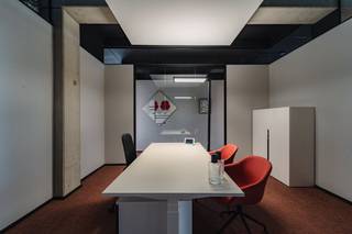 In het bedrijvencentrum V.Futurum bieden wij een moderne kantoorruimte te huur aan in Roeselare. Dit innovatieve bedrijfsvastgoed is ontworpen om ondernemingen te verbinden en samenwerking te stimuleren. Bent u op zoek naar een representatieve kantoorruimte te huur op een dynamische locatie? Dan biedt dit centrum de ideale uitvalsbasis voor uw onderneming.<br /><br />Het pand is uitstekend gelegen aan de Rijksweg in Roeselare, vlak bij het centrum. Dankzij deze strategische locatie kent de kantoorruimte te huur een vlotte verbinding met de belangrijkste uitvalswegen in de regio Roeselare.<br /><br />Oppervlakte: verschillende units beschikbaar van 14,8 m² tot 28 m².<br /><br />- Bemeubelde kantoren voorzien van ergonomisch afstelbaar meubilair<br /><br />- Individuele klimaatregeling en aangepaste verlichting per kantoor<br /><br />- Eigen, beveiligd netwerk per kantoorruimte<br /><br />- Onthaal met aanmeldmogelijkheden voor uw klanten<br /><br />- Sanitair per verdieping en een volledig ingerichte keuken met Miele-toestellen<br /><br />Aarzel niet om deze unieke kans te ontdekken. Bent u op zoek naar bedrijfsvastgoed bestaande uit een kantoor te huur in Roeselare? Aarzel dan niet om ons te contacteren op het nummer 051 21 22 23.<br /><br />Dit betreft een terbeschikkingstelling van kantoren met diensten.<br /><br />Bestuursmaatregelen in het maatregelenregister: nee