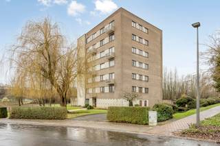 <p>immo DAVID stelt voor: perfect instapklaar 3-slaapkamerappartement met staanplaats.<br /><br />Ontdek samen met ons dit gerenoveerde en instapklare, ruime (116 m²) en lichtrijke hoekappartement, gelegen op de 1ste verdieping van een kleinschalig gebouw.<br /><br />Het appartement geniet bovendien van een uitstekende ligging in de nabijheid van de Ring, belangrijke invalswegen, het centrum van Brussel, scholen, openbaar vervoer, winkels, de fietssnelweg, UZ Jette en het Laarbeekbos.<br /><br />Indeling: inkomhal met vestiairekast, ruime leefruimte met volledig geïnstalleerde open keuken, apart toilet, nachthal, drie slaapkamers en een badkamer. Het appartement beschikt bovendien over twee terrassen, waarvan één zuidgericht terras, zodat u optimaal kunt genieten van de buitenruimte. Een privatieve staanplaats en een kelder zijn eveneens aanwezig.<br /><br />De gunstige EPC-score, de twee terrassen, de inbegrepen staanplaats en de instapklare afwerking maken dit appartement tot een uitstekende opportuniteit.<br /><br />Contacteer ons snel voor een bezoek</p>