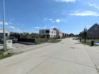 Droom je van een een eigen woning in een rustige, kindvriendelijke omgeving? Deze prachtige bouwgrond voor een halfopen bebouwing biedt de perfecte balans tussen landelijk wonen en een moderne buurt.<br /><br />Troeven van het perceel:<br />- Rust en veiligheid: Gelegen in een doodlopende straat waar enkel plaatselijk verkeer komt. Ideaal voor wie op zoek is naar stilte of een veilige speelplek voor kinderen.<br /><br />- Moderne uitstraling: De verkaveling is kwalitatief en mooi aangelegd. De straat krijgt al een fraai gezicht door de vele stijlvolle nieuwbouwwoningen die er recent zijn gerealiseerd.<br /><br />- Geen bouwverplichting: Je zit niet vast aan een strakke tijdlijn. Koop de grond vandaag als slimme investering of neem alle tijd die je nodig hebt om jouw droomwoning tot in de puntjes te ontwerpen.<br /><br />- Landelijke ligging: Geniet van het groene, gemoedelijke karakter van Balen, met al de nodige voorzieningen, scholen en winkels op korte afstand.<br /><br />- Bouwvoorschriften; gevelbreedte 6,5m, met naastgelegen garage of carport van 3,5m, bouwdiepte gelijkvloers min. 10m, max. 15m, bouwdiepte verdieping max. 15 m, bouwdiepte dakverdieping, max. 10m. Bijgebouwen in de tuin max. 40 m².<br /><br />Klaar om de eerste stap te zetten naar jouw nieuwe thuis? Neem vandaag nog contact met ons op voor meer informatie of een bezoek ter plaatse!<br /><br />Bestuursmaatregelen in het maatregelenregister: nee
