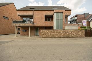 PRACHTIG GELIJKVLOERS APPARTEMENT (97M2) MET 2 SLAAPKAMERS, TERRAS + TUIN EN AUTOSTANDPLAATS TE HASSELT (KORTESSEM)!In het centrum van Kortessem,...